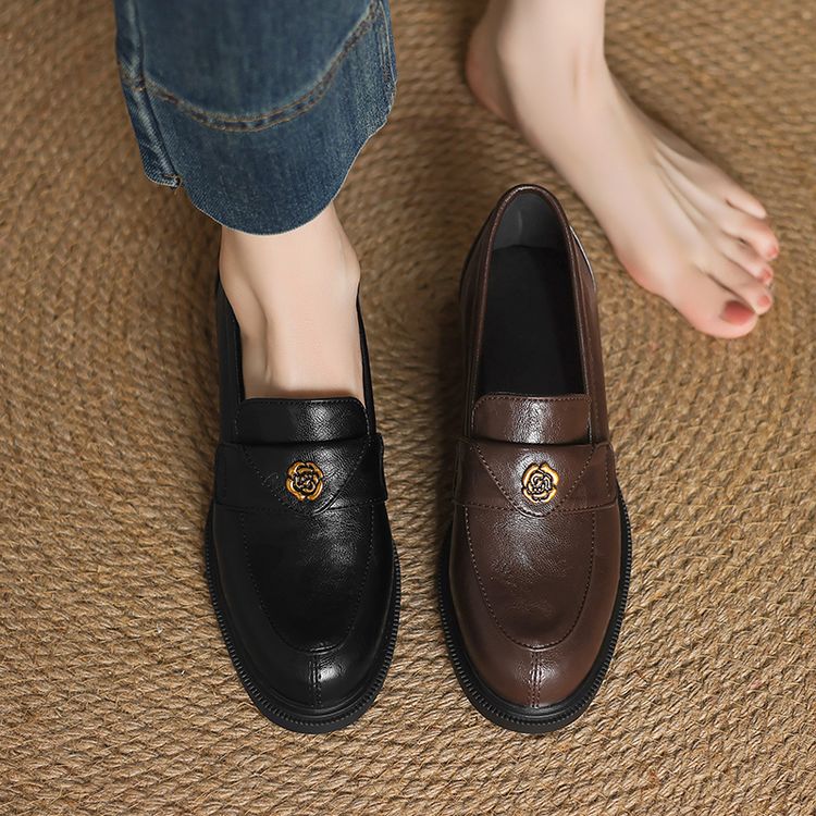 Deep Mouth Single Shoes with Metal Detail and Chunky Mid Heel - Image 2