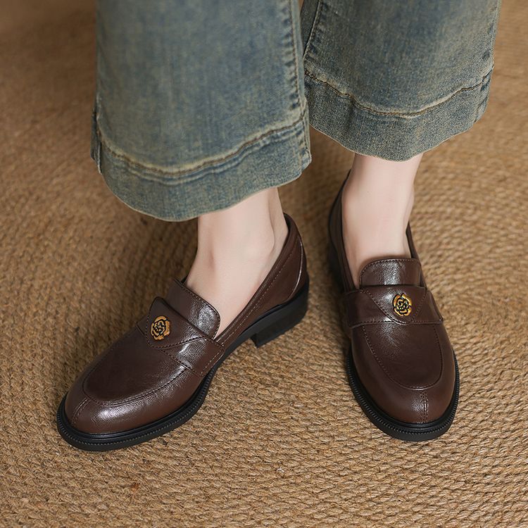 Deep Mouth Single Shoes with Metal Detail and Chunky Mid Heel - Image 3