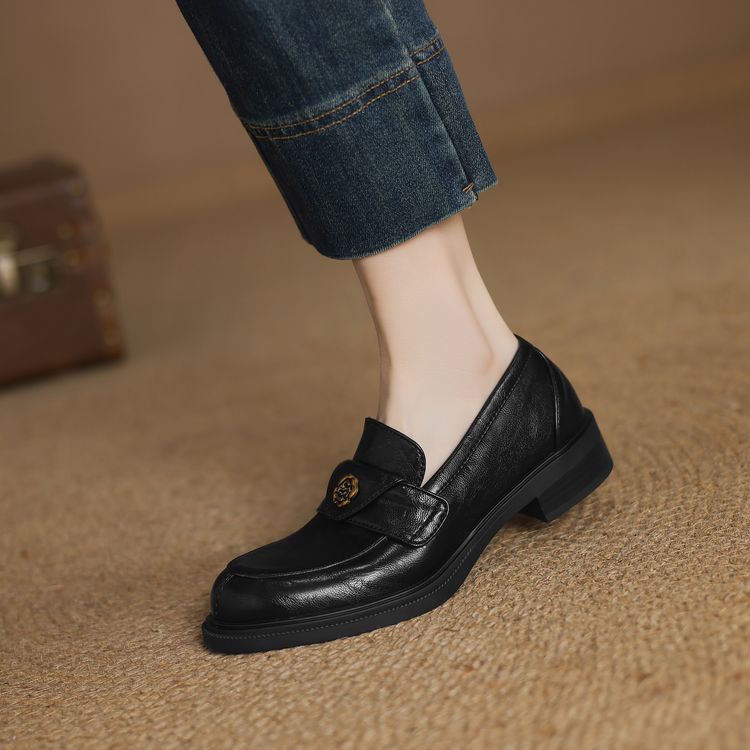 Deep Mouth Single Shoes with Metal Detail and Chunky Mid Heel - Image 4