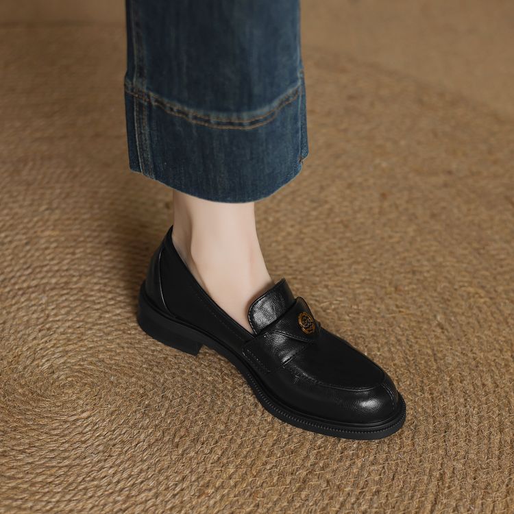 Deep Mouth Single Shoes with Metal Detail and Chunky Mid Heel - Image 5